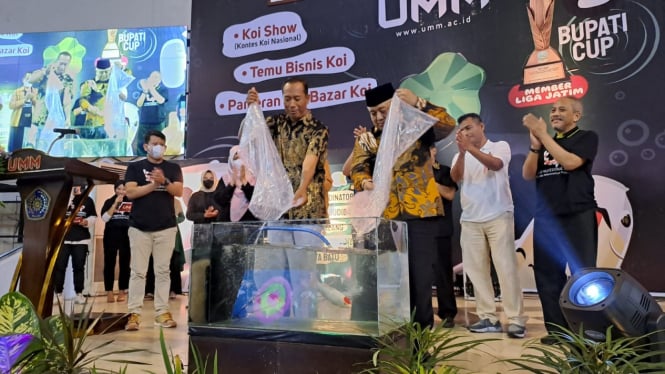 Pelepasan ikan koi secara simbolis pada ajang Malang Koi Show 2022.