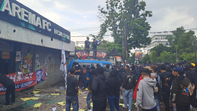 Arek Malang kirim permintaan maaf di tengah demo di Kantor Arema FC
