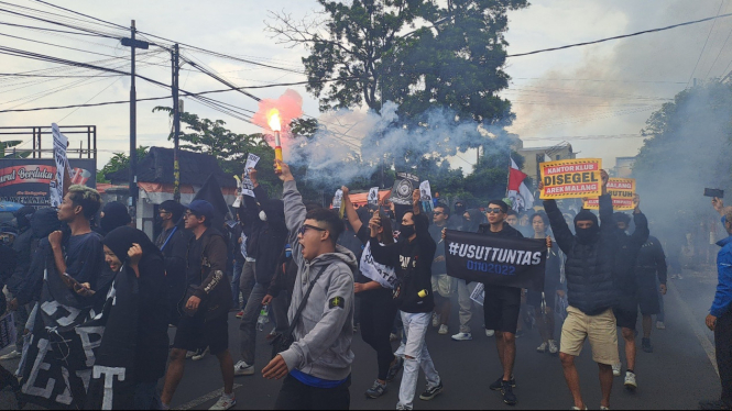 Demo Arek Malang Bersikap di kantor Arema FC