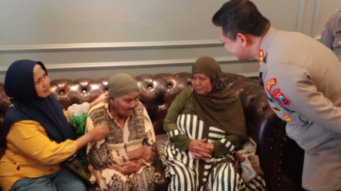 Setelah 37 tahun menghilang Hernik (jilbab hijau) bertemu ibunya