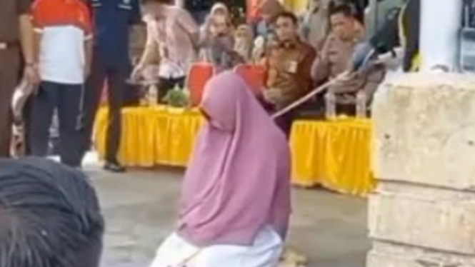 Seorang wanita di Aceh dihukum cambuk gegara jadi pelakor.