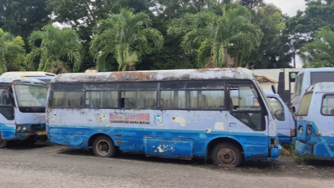 Bus Perintis milik BUMD PD Angkutan teronggok rusak.