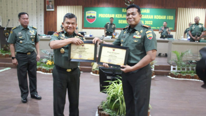 Pangdam I/BB, Mayjend TNI Achmad Daniel Chardin (kiri).