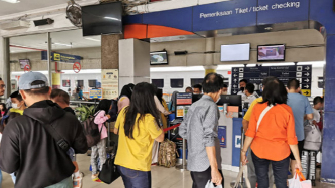 Aktivitas penumpang di Stasiun Besar Kereta Api Medan.