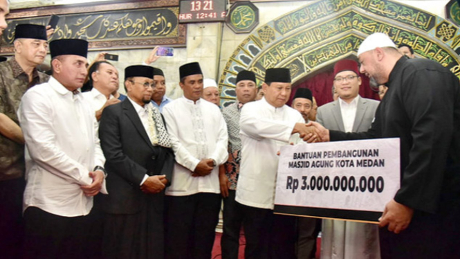 Prabowo Subianto serahkan Rp3 miliar untuk pembangunan Masjid Agung.