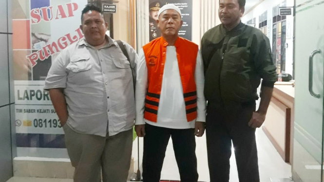 Buronan korupsi, JMM (tengah) ditangkap Tim Tabur Kejati Sumut.