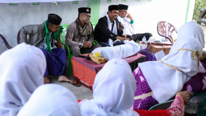 Relawan Ustadz Sahabat Ganjar berikan pelatihan fardhu kifayah.