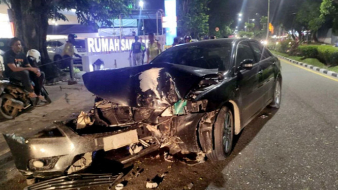Mobil Sekretariat DPRD Jambi kecelakaan tunggal tabrak tiang reklame.