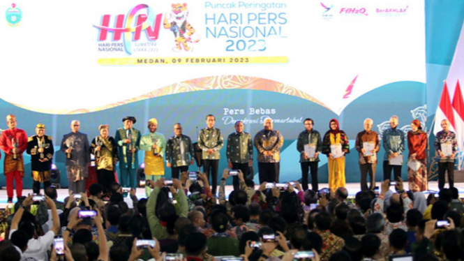 Presiden Jokowi bersama peraih penghargaan pada puncak HPN 2023.