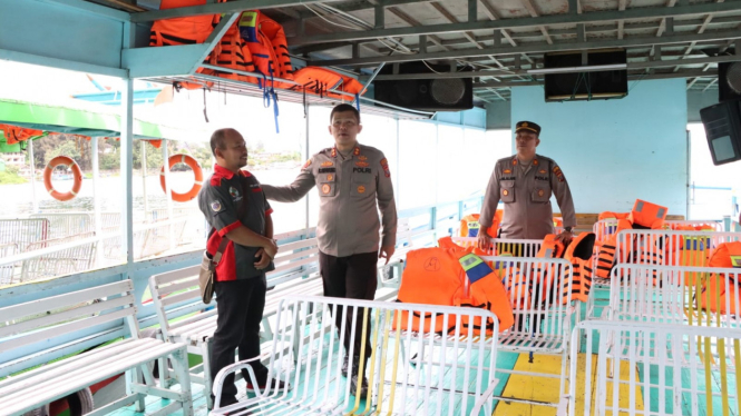 Kapolres Simalungun AKBP Ronald Sipayung periksa kapal penyeberangan.