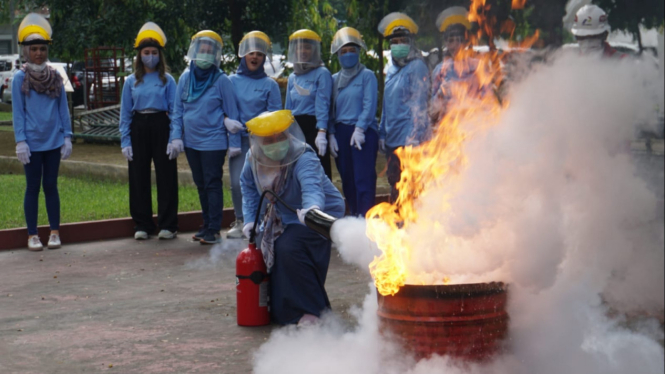 Aksi emak-emak padamkan api yang dilatih Tim HSSE Pertamina.