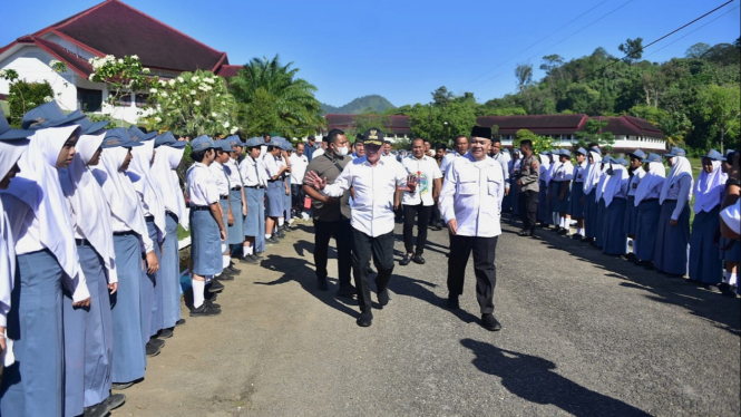 Gubernur Sumut, Edy Rahmayadi bersama Kadis Pendidikan Asren Nasution.