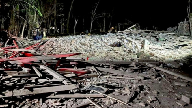 Kondisi lokasi ledakan petasan luluh lantak di Blitar, Jawa Timur.