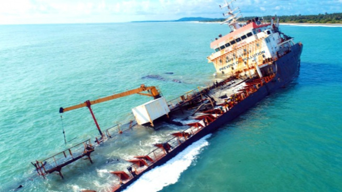 Kapal tanker MT AASHI angkut 1.900 ton aspal karam di Nias Utara.