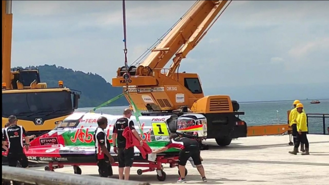 Official tim F1 Powerboat memeriksa perahu motor pembalap.