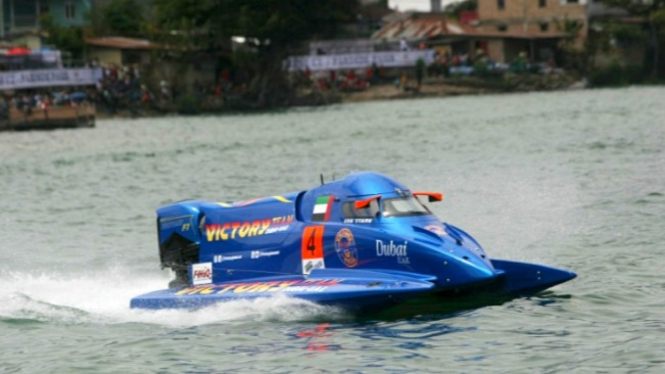Pembalap F1 Powerboat menjajal Danau Toba.