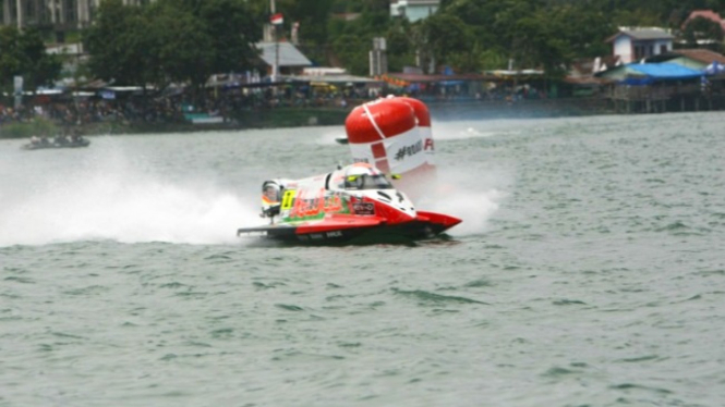 Peserta F1 Powerboat menjajal Danau Toba.