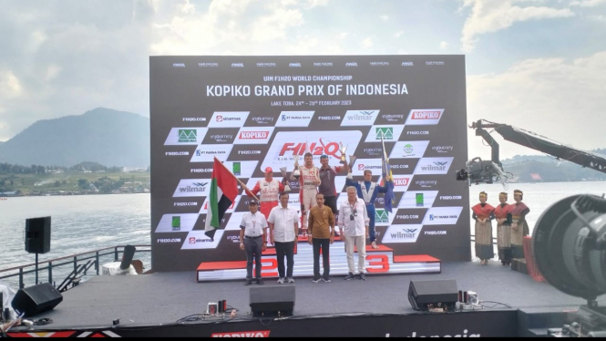 Jokowi serahkan piala kepada juara Race 1 F1 PowerBoat.