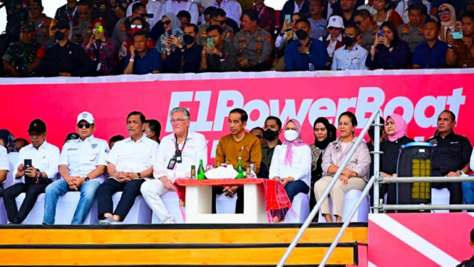 Jokowi bersama Ibu Negara, Iriana saksikan F1 PowerBoat Danau Toba.