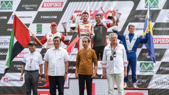 Jokowi bersama Bartek Marszalek juara F1 PowerBoat Danau Toba.