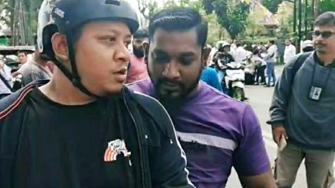 Pria bernama Rakesh (ungu) intimidasi jurnalis di Medan..