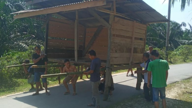 Warga Dusun VII Desa Besilam Bukit Lembasa mendirikan pos.