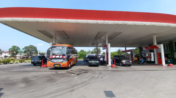 Sejumlah kendaraan melakukan pengisian bahan bakar di SPBU di Medan.