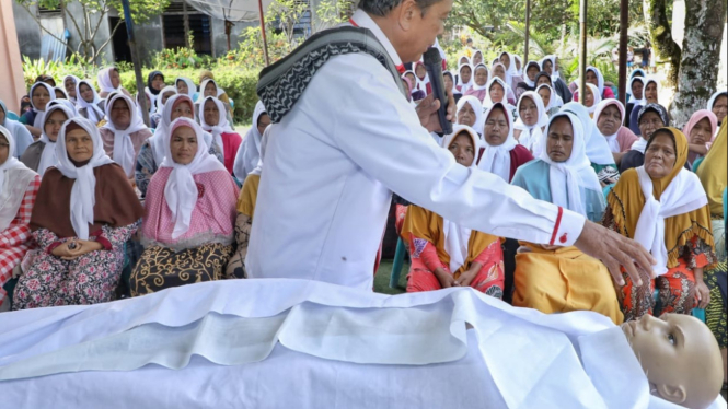 Relawan Usbat Ganjar Sumut edukasi masyarakat soal mengafani jenazah.