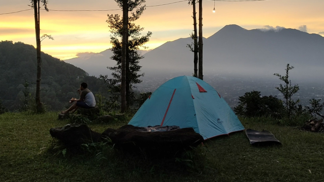 Camping di Bukit Cirimpak Megamendung