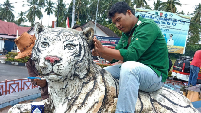 Pengecatan ulang patung harimau di Agam