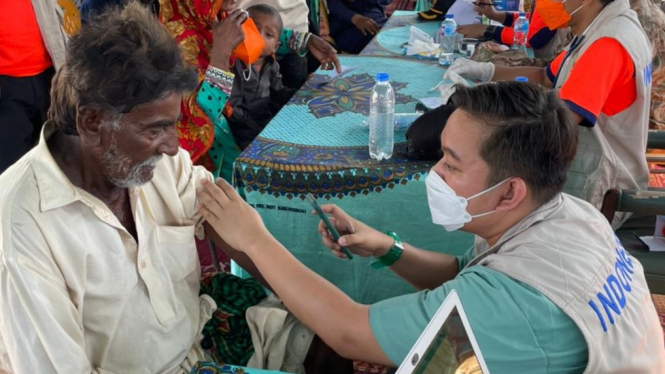 Warga Pakistan Mendapatkan Layanan Kesehatan Dari Tim Medis Indonesia
