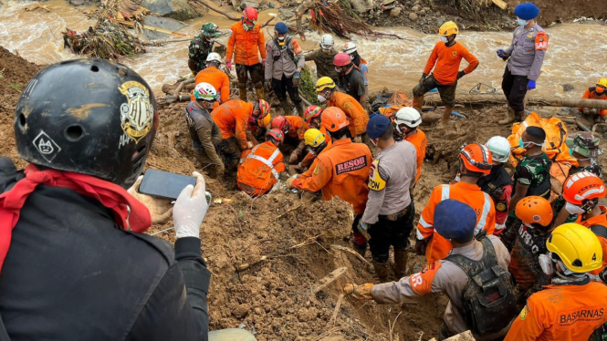 Proses Evakuasi Korban Longsor Cianjur
