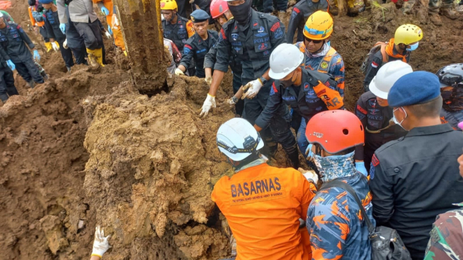 Proses evakuasi korban longsor Cianjur