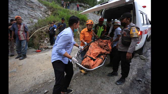 Evakuasi Korban Ledakan Tambang Batu Bara Sawahlunto