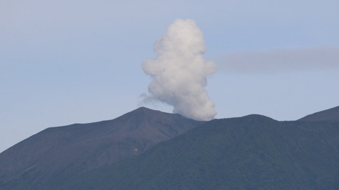Awan panas terlihat di puncak Gunung Marapi, Sumbar, Sabtu (07/1/2023)