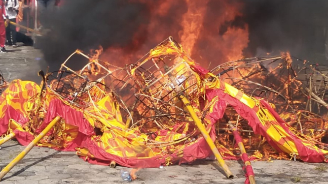 Ritual pembakaran 26 replika naga di Yayasan Bhakti Suci Kubu Raya