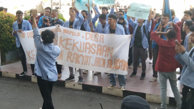 BEM SI Wilayah Kalbar demo Kantor DPRD Kalbar