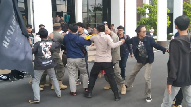 Aksi unjuk rasa di Kantor Gubernur Kalbar ricuh