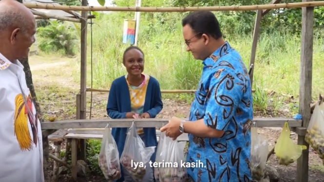 Anies Baswedan Membeli Buah Matoa Dari Seorang Pedagang di Papua