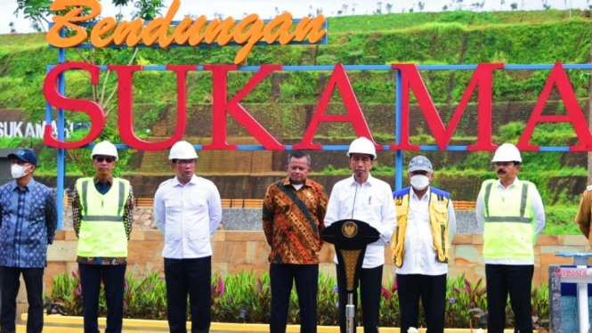 Presiden Jokowi meresmikan dua bendungan di Bogor.