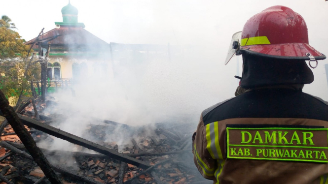 Petugas Damkar Purwakarta melakukan pemadaman api di Pondok Pesantren