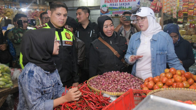 Bupati Purwakarta Anne Ratna Mustika saat sidak di Pasar Rebo