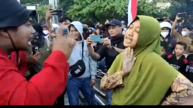 Seorang emak-emak adang pendemo di Kampus Unhas Makassar