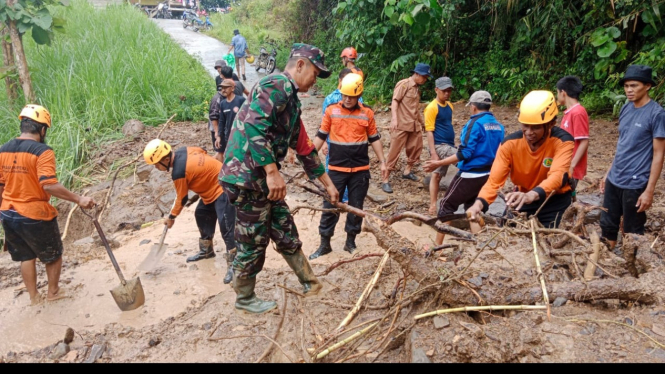 Perbaikan jalanan di Kabupaten Enrekang pasca banjir bandang