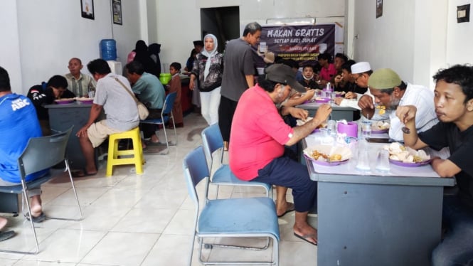 Rumah Makan Gratis di Makassar