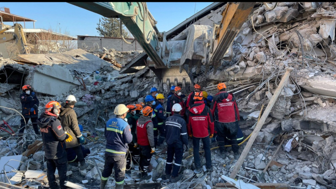 Kegiatan evakuasi korban gempa di Turki.